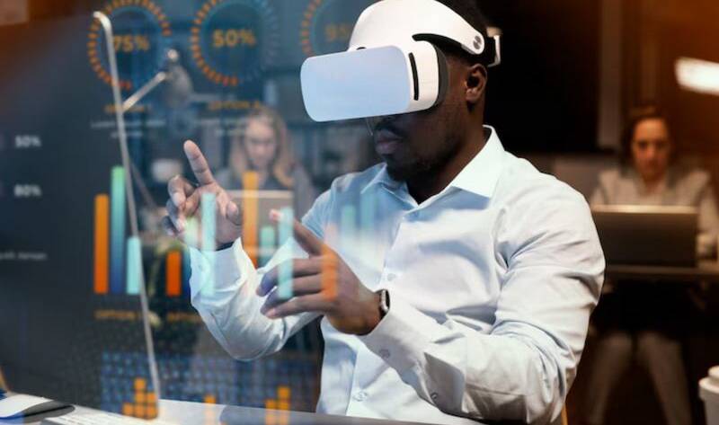 un candidat équipé d'un casque virtuelle3D suit une formation en centre d'étude.