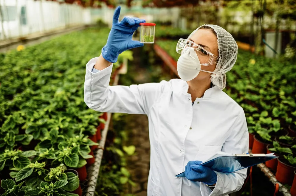 Cette ingenieur agronome tient à la main un flacon contenant des extraits de feuilles pour effectuer des analyses dans le but d'améliorer les techniques de production et de transformation des plantes.