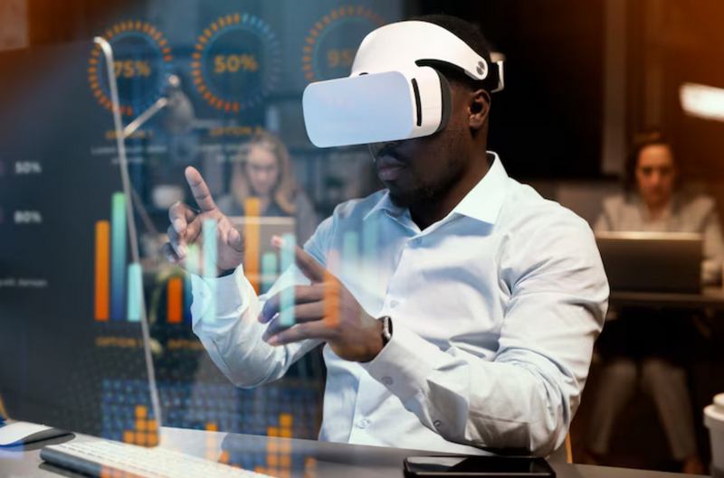un jeune apprenti se forme en étant équipé d'un casque à réalité virtuelle..